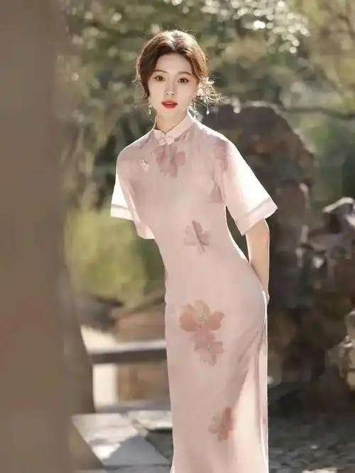 突然,一位美丽的姑娘穿着一袭红色旗袍,优雅地走在人群之中.