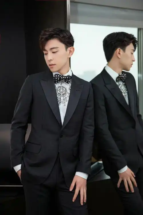 灯芯阁超话#邓伦#  无与伦比的西装王子