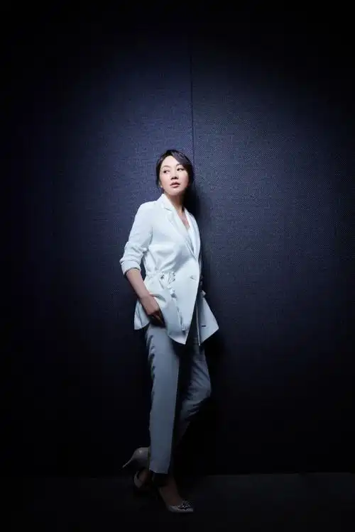简介:闫妮白色丝带西装写真图片,分享一组倪妮图片给大家,图中的明星