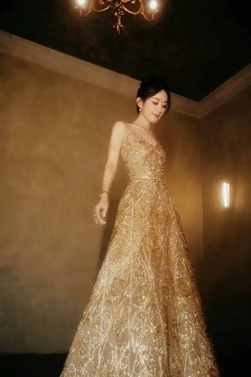 赵丽颖金色亮闪连衣裙时尚写真