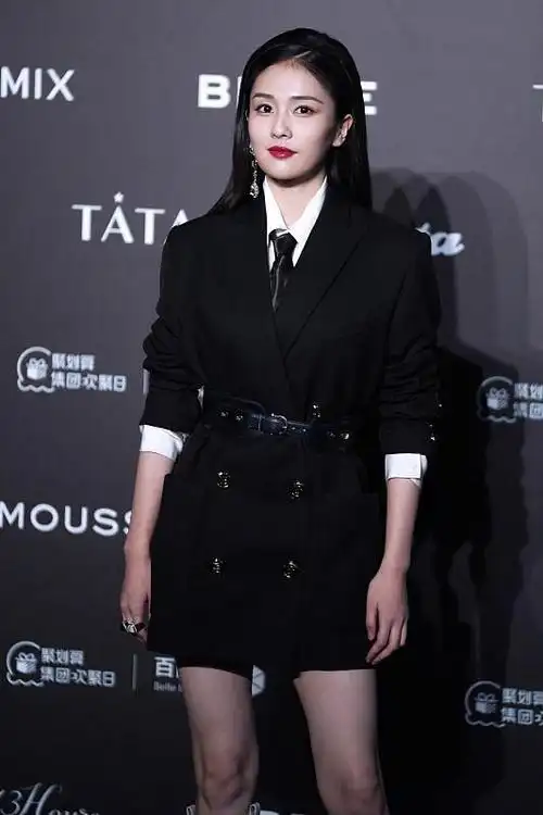 白鹿一改甜美风变身女强人西装裙配长靴气场真足时髦高级