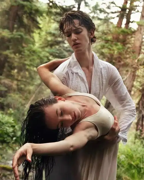 他的名字叫julian mackay,音译过来是朱利安·麦凯