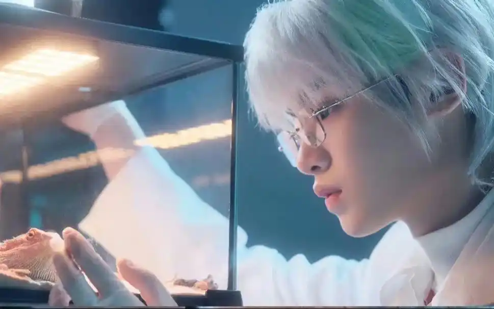 白发 眼镜太帅了@黄明昊justin - 抖音