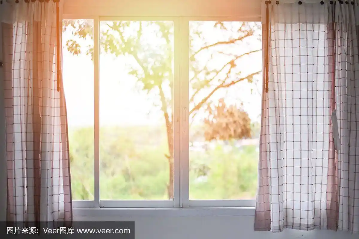 卧室的窗户在早晨的房间/阳光透过打开窗帘的窗户灯光
