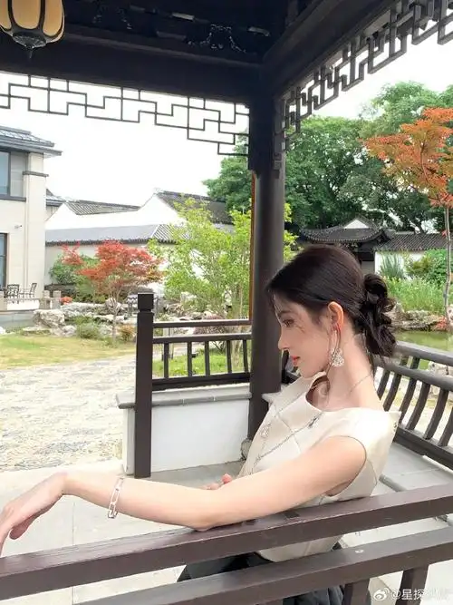 时尚博主辟谣鞠婧祎签约大雷#在glass活动现场的时尚博主,在微博币ゥ