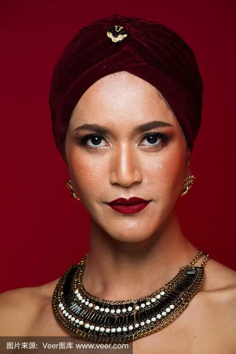 亚洲皮肤黝黑的女人,强烈的颜色红色的嘴唇