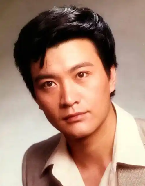 66岁周里京:曾主演《人生》《高山下的花环》,与朱琳两演情侣_年代