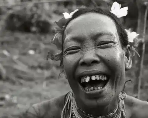 满嘴尖牙,屋里挂满骸骨,明打威群岛上的"食人族"