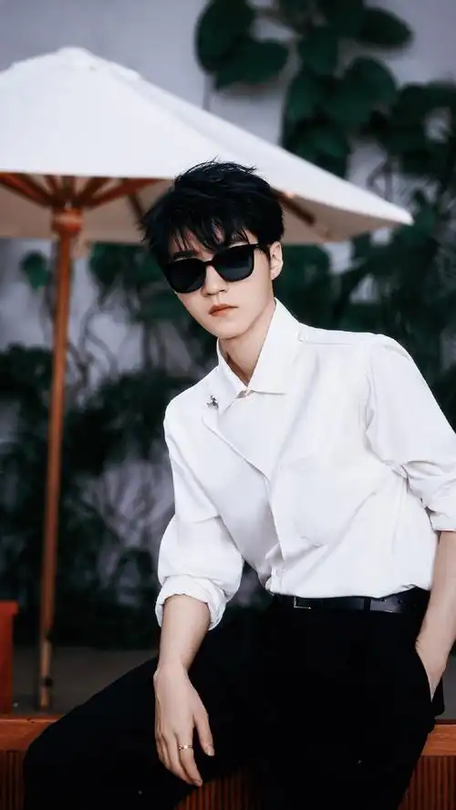 王俊凯喜欢日落的原因##王俊凯白衬衫墨镜造型