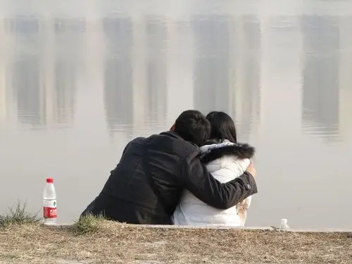 男朋友在和自己说晚安后又找其他女生聊天是什么样的体验?