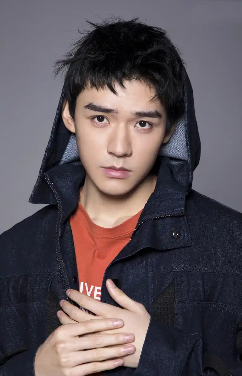 龚俊帅气迷人时尚写真图片14