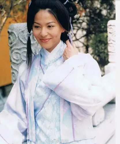 2001年倚天屠龙刀滕丽名饰演纪晓芙杨不悔
