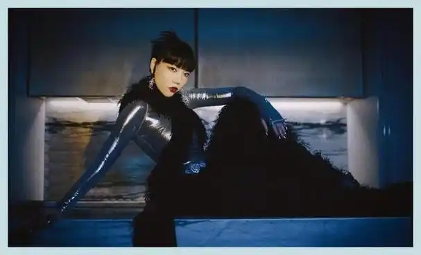 事实证明,一线歌手中"销声匿迹"的吴莫愁,早已走上一条不归路