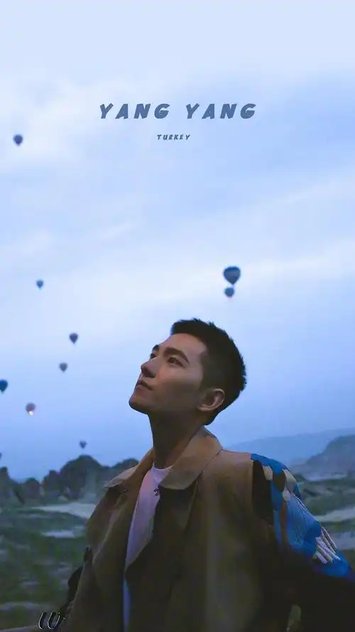 杨洋寸头还是很帅的呀 ,拿抹了黑粉在唱军歌的视频.