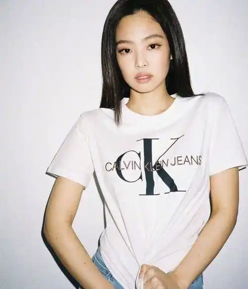 原创jennie变样了时尚品位一去不返穿搭成灾难现场直角肩都没拯救回来