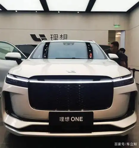 广州店白色one展车