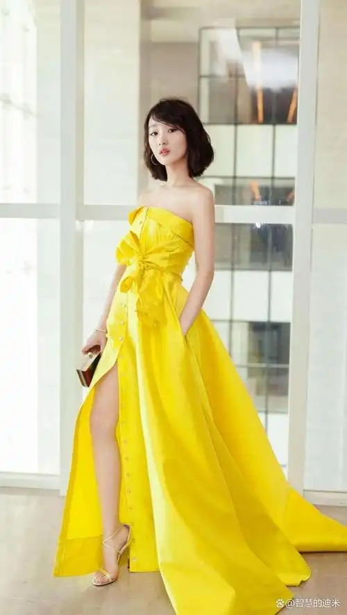 周冬雨,这位备受瞩目的演员,以其出色的表演和独特的个人魅力,成为了