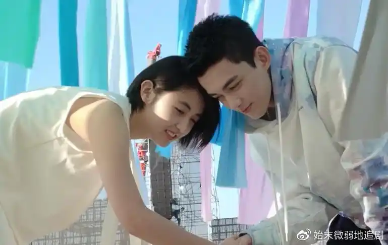 吴磊实力诠释眼神拉丝和张子枫牵手甜蜜对视姨母笑停不下来了