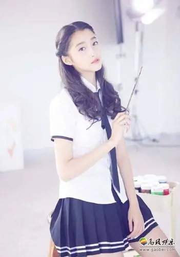 关晓彤参加北京电影学院期末考试:身穿北电校服,乖巧学生范