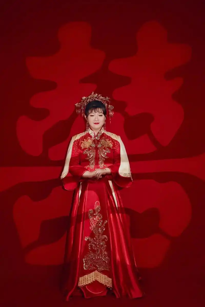 纯色背景婚纱照.中式婚纱照胖宝贝的婚纱店喜欢你就来吧#大 - 抖音