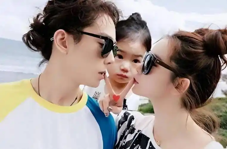 此前穿着宽松有预兆,李承铉甜蜜发文_lucky_喜讯_祝福