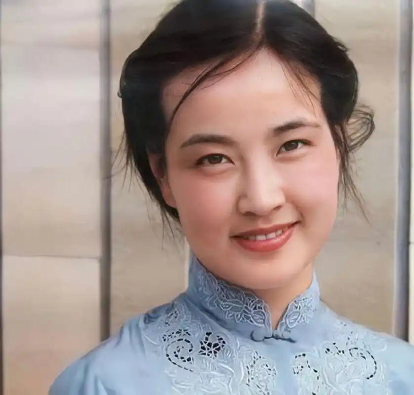 刘晓庆的出生是平凡的,她不是科班出身,只是偶然的机会让她接触了电影