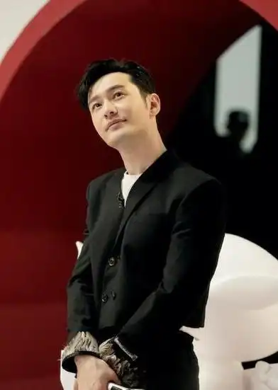 黄晓明最近有点"苦"!刚陪前妻和儿子游玩结束,转身还要陪叶珂