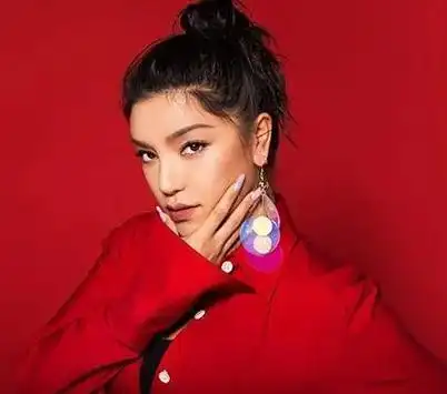 回顾超女冠军江映蓉因整容失败像怪物全身只剩眼珠是自己的