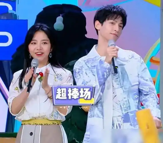 罗云熙快本自我介绍时谭松韵表情让人意外原来二人还有这段缘