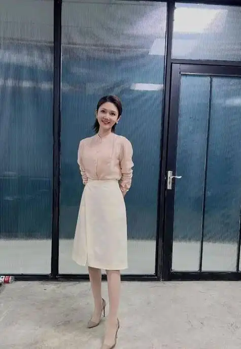 龙洋身高168cm才华横溢央视当红主持人