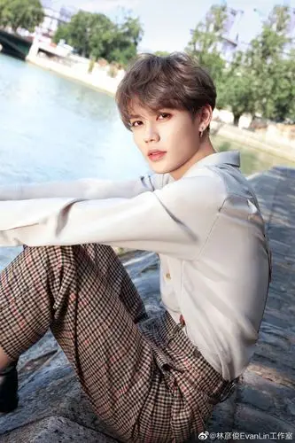 林彦俊贝雷帽 林彦俊背带裤来自画报小橘的早安八角贝雷帽搭配复古格