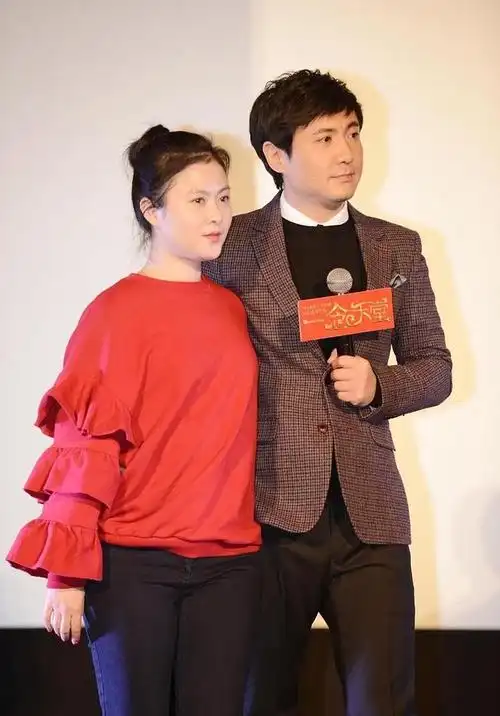 沈腾和王琦还挺有夫妻相的,脸蛋看着都圆圆的,穿的简单也很大气