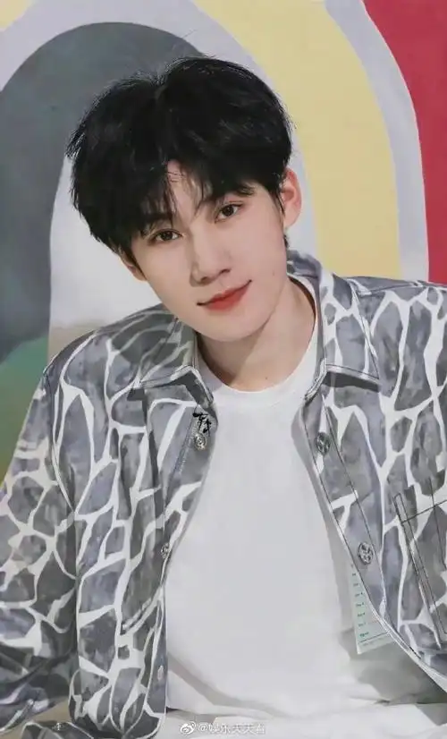 分享一些@时代少年团-张真源的治愈笑容,让这个周末快乐加倍吧!