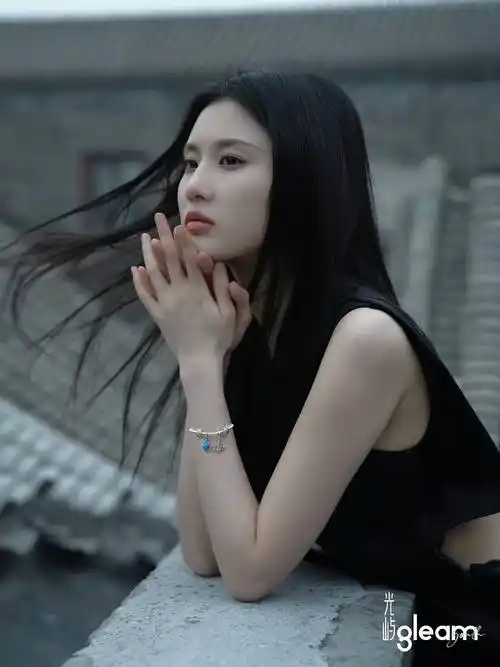 张慧雯春日杂志大片上线 首次尝试新中式风格