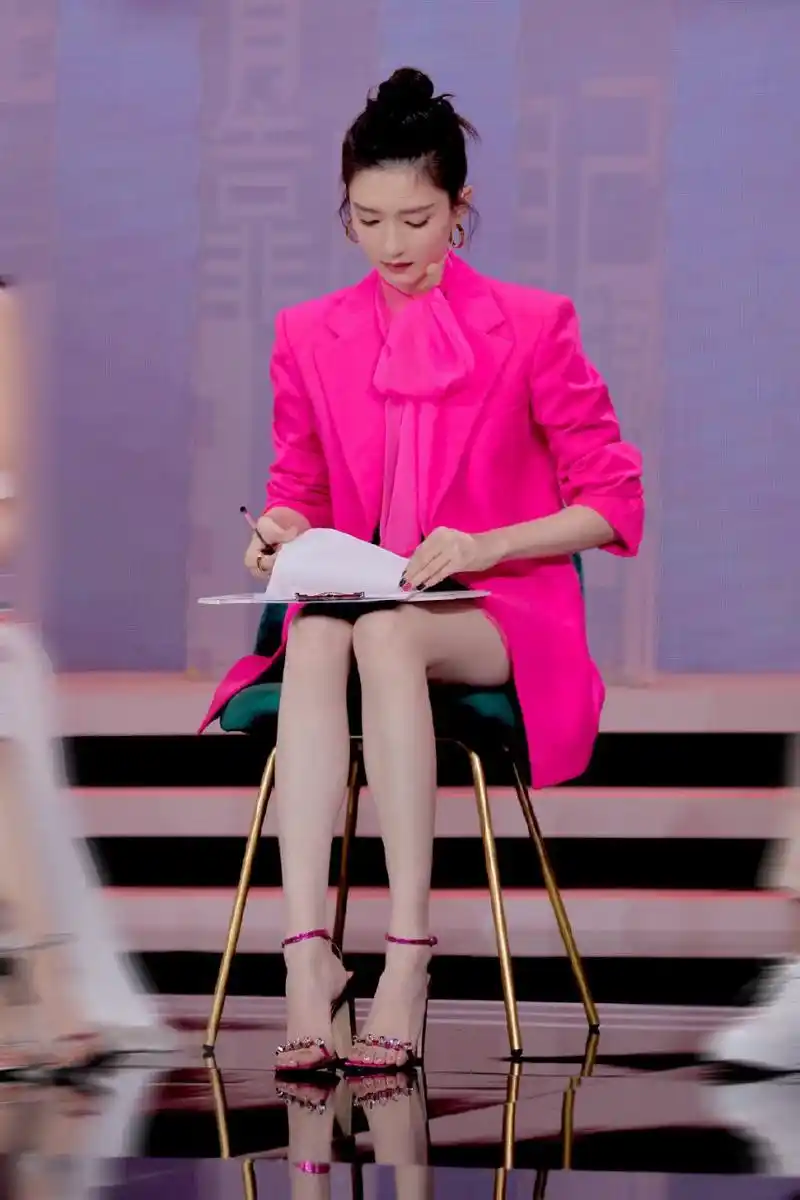 江疏影的一字带凉鞋与大长腿,宛如画中仙,每一步都带来无尽的优雅与