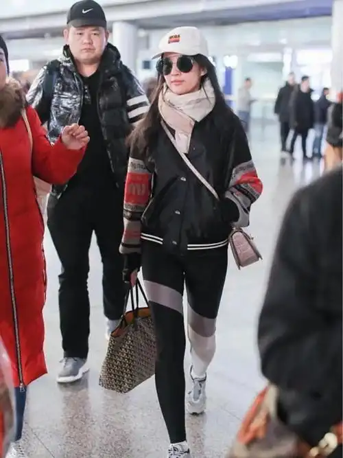 刘亦菲穿搭被吐槽夹克搭配紧身裤好显胖网友审美换颜值