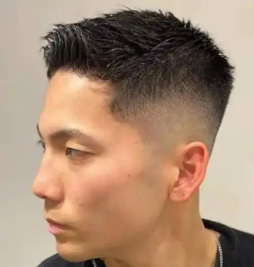 自带增高效果的男生发型_短发_男士们_造型