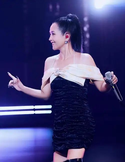 何洁真的瘦了穿挂脖露肩裙天鹅颈抢镜腰细腿细超养眼