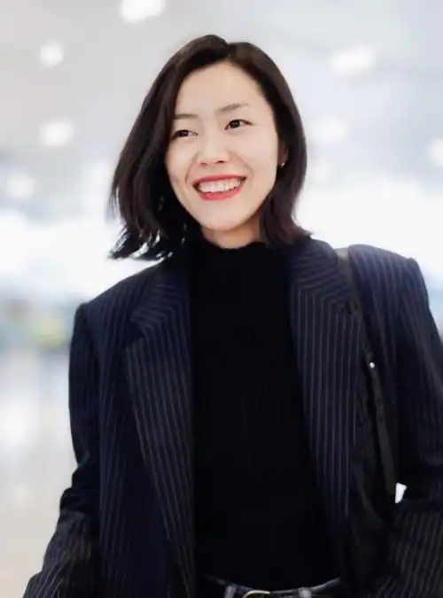 31岁刘雯真帅西装配烂大街牛仔裤把机场当t台不愧是超模