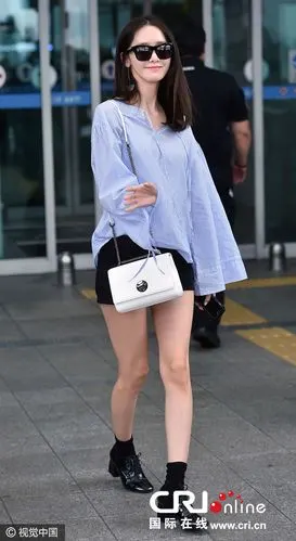 允儿着热裤机场秀尽大长腿 对镜头抿嘴打招呼
