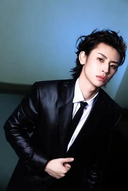 小鬼抱朋克小狗走红毯