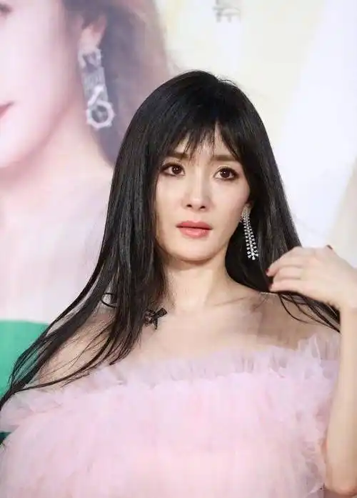 杨幂空气刘海新造型引热议,被吐槽方脸抢镜,"嫩牛五方"再现_网友_脸型