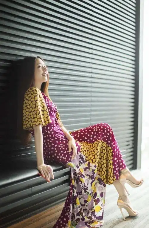 郭碧婷很有贵妇范,西服搭配短裤诠释出优雅的气质,华丽高贵干练