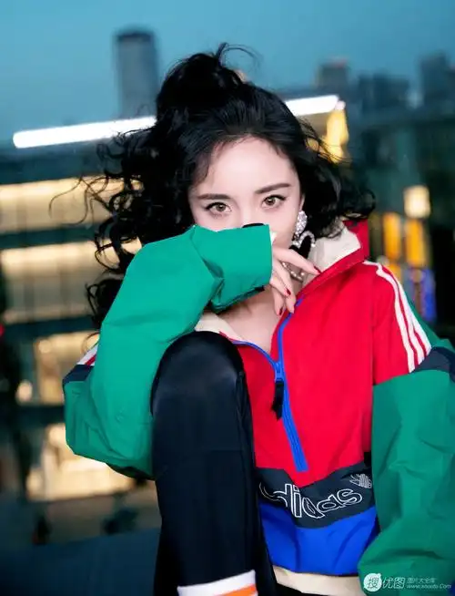 大陆明星,运动装,卷发发型,丸子头,杨幂丸子头卷发发型搭配休闲运动装