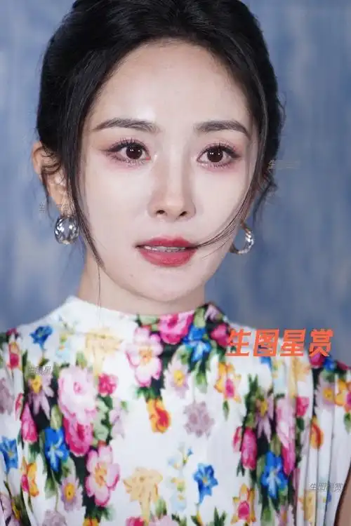 杨幂小水晚宴合照#杨幂的高清怼脸特写,皮肤纹路清晰可见,幂姐这貌靠