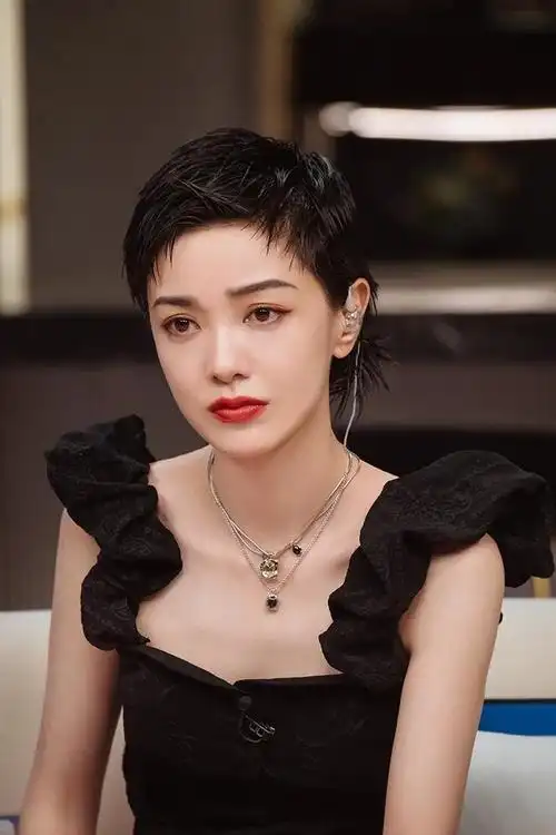 郭采洁穿吊带黑衣美艳动人!潸然泪下太惊艳 明星搭配 第1张