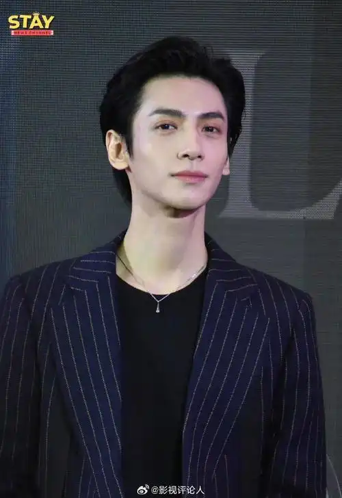 泰媒镜头下的大背头帅哥状态太好啦@罗云熙leo