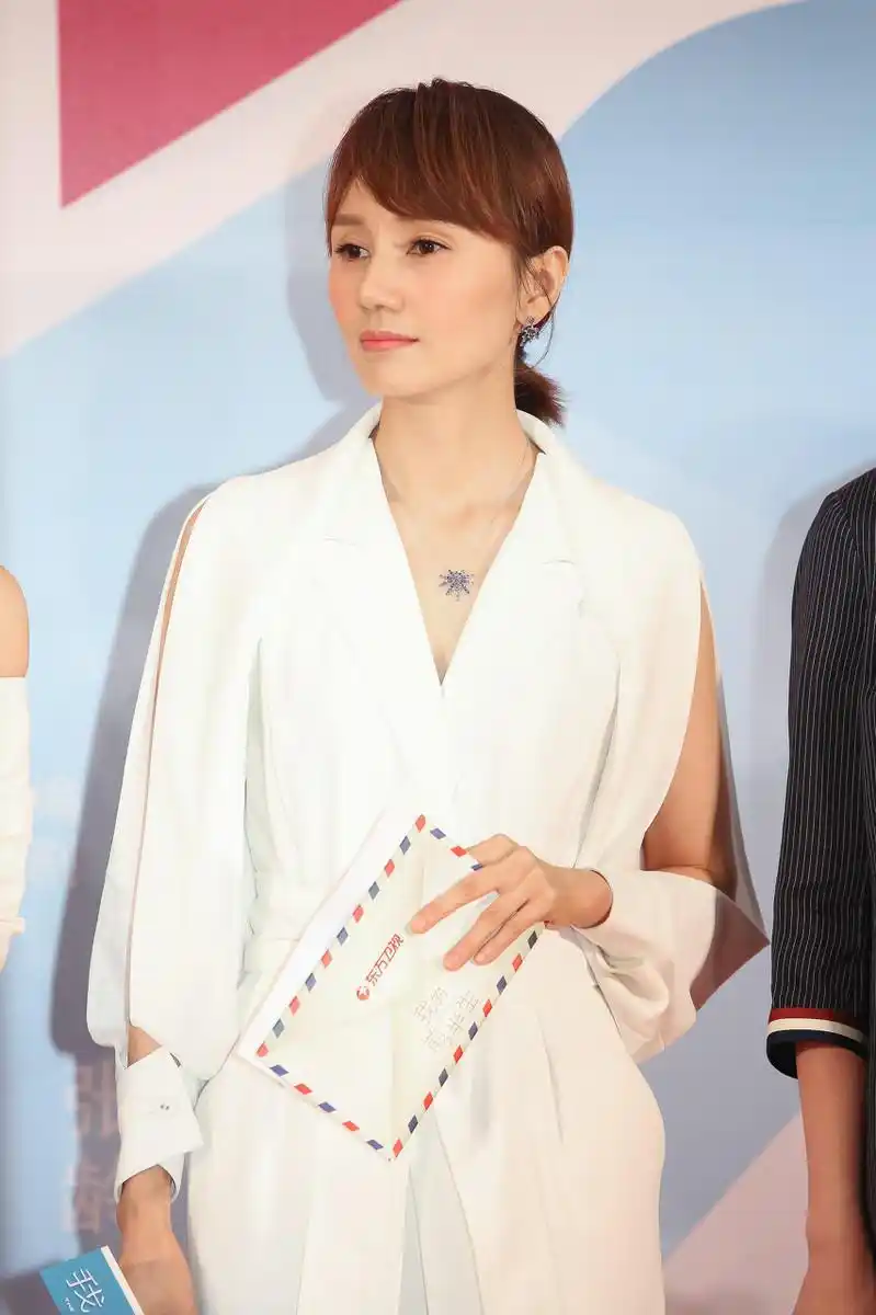 原创气质女神袁泉太会穿白色连体裤知性利落高级大气又优雅