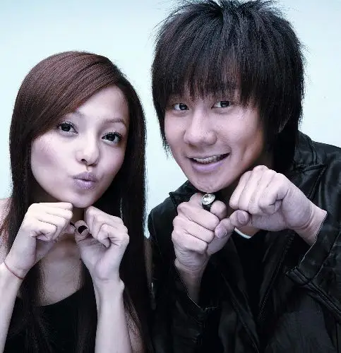 求林俊杰张韶涵的"电脑桌面"(要他俩的合影)谢谢