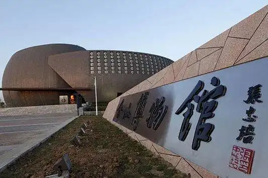 凌家滩遗址位于含山县铜闸镇凌家滩村,地处裕溪河中段北岸,总面患约